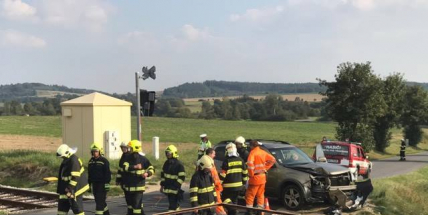 Další nehoda u Březnice. Na železničním přejezdu se srazil vůz s lokomotivou