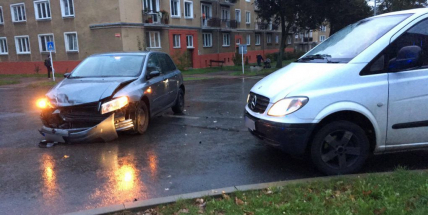 Na křižovatce ulic Edvarda Beneše a Politických vězňů se srazila tři auta