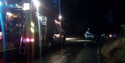 Felicia u Kardavce skončila na střeše, silnice je uzavřená