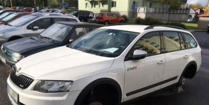 Foto dne: Auto v Šachetní ulici skončilo „na cihlách“