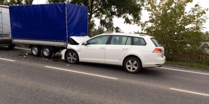 Volkswagen skončil pod přívěsem, doprava v Husově ulici kolabuje
