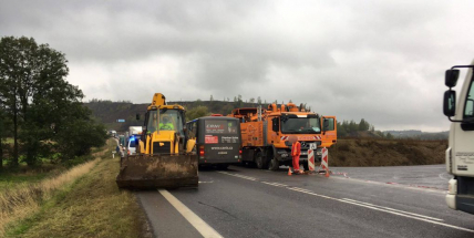 Nehoda bagru a nákladního vozu blokuje dopravu na Dubenci