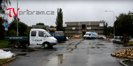 TV pribram.cz: Stavba KODUSu probíhá za ostnatým drátem