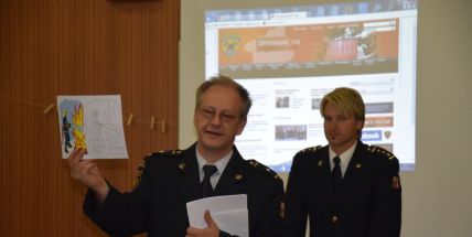 Role vyprávěčů pohádek si dnes dopoledne vyzkoušeli i hasiči