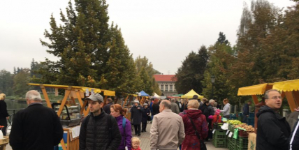Návštěvníky farmářských trhů neodradilo ani chladnější počasí