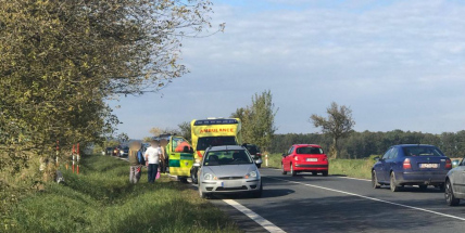 Strakonická je ucpaná kvůli nehodě tří vozů u Chraštic