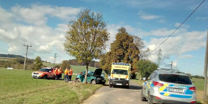 Vůz u Chotilska narazil do stromu, silnice je uzavřena