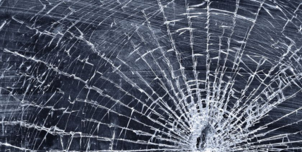 Policisté řeší rozbité domovní dveře a autobusovou zastávku