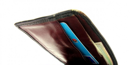 Žena nevrátila cizí kabelku, používala i platební kartu