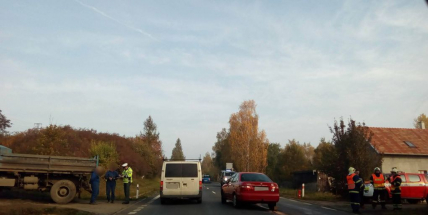 Dopravu na Strakonické komplikuje nehoda osobního vozu s nákladním