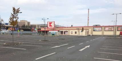 Pohled, který se jen tak nevidí. Parkoviště před obchodními domy zejí prázdnotou