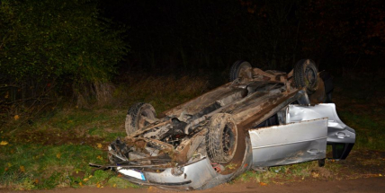 U obce Třebsko skončilo auto na střeše