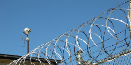 Policisté obvinili tři lidi z pašování drog do věznice Bytíz