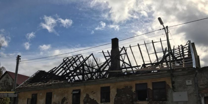U Klučenic na Příbramsku přes noc shořel rodinný dům