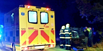 Další auto na střeše zaměstnává složky IZS mezi obcemi Pičín a Rosovice