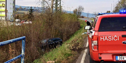 Na výjezdu z Příbrami směr Jince skončilo další auto v příkopě