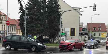 Nad Jiráskovými sady se srazily dva vozy, řidičku odvezla sanitka