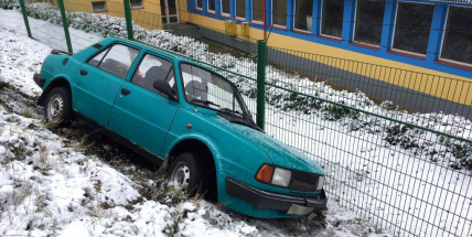Škodovka dostala smyk a skončila v příkopu