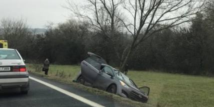 Na Strakonické za Milínem skončily dva vozy v příkopu
