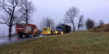 Seat u Kardavce narazil do stromu, na místě zasahují všechny složky IZS