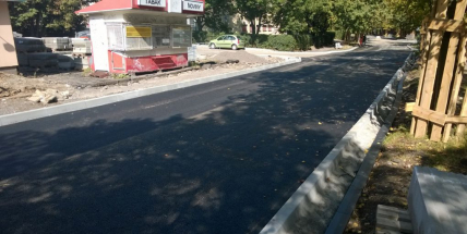 Ulice 28. října: Asfalt je téměř hotový, chodníky zatím ne