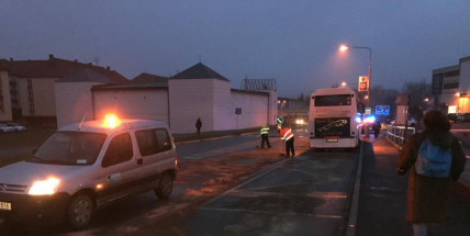 V Seifertově ulici hořel autobus, silnice je částečně uzavřena