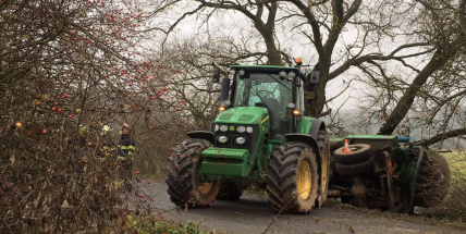 U Zalužan se převrátil fekální vůz, na Kozárovice neprojedete