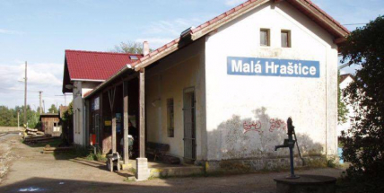 Muž, který dnes zemřel na dálnici, pravděpodobně pobodal mladou ženu na Příbramsku