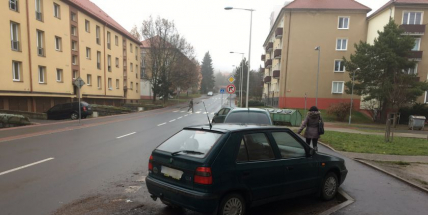 V ulici S.K. Neumanna se nově parkuje podélně, mnoho řidičů to ignoruje