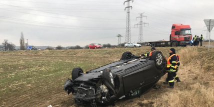 Aktuálně: Řidička nedala přednost a skončila na střeše