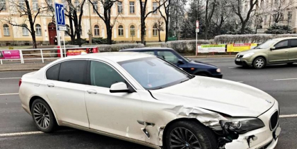 Dva vozy se srazily přímo v Jiráskových sadech