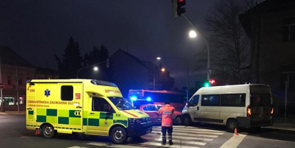 Nad Jiráskovými sady se srazila sanitka se dvěma vozy