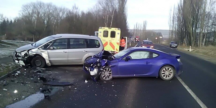 Vážná nehoda se zraněním uzavřela u Rožmitálu jeden jízdní pruh