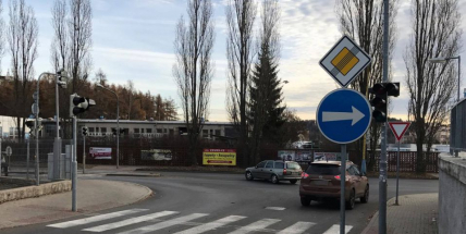 Přikázaný směr u Tesca nerespektuje téměř polovina řidičů