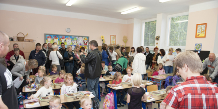Přibližně 480 dětí dnes poprvé zasedlo do školních lavic