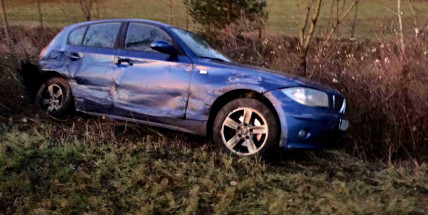 BMW na dálnici D4 skončilo mimo komunikaci
