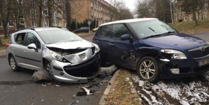 Kvůli nedání přednosti se srazily dva vozy v ulici Hornických učňů