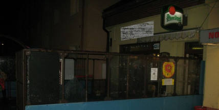 Neznámý pachatel poničil terasu u nonstopu