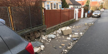 Fabie porazila sloup na chodníku, nikdo naštěstí nebyl zraněn