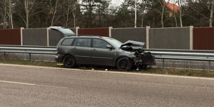 Náraz vozu do svodidel uzavřel jeden pruh dálnice D4