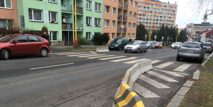 Přechody v Milínské nově chrání betonové bloky
