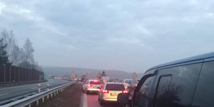 Vážná nehoda kamionu od rána blokuje průjezd po D4 v obou směrech