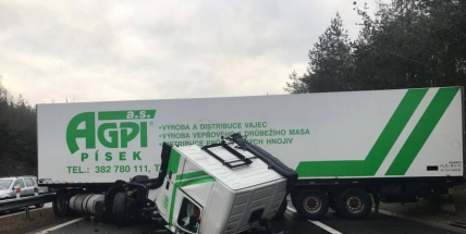Takhle dopadl kamion, který blokuje dálnici D4