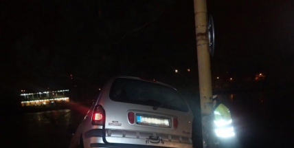 Řidič na letních gumách dostal smyk a narazil do lampy