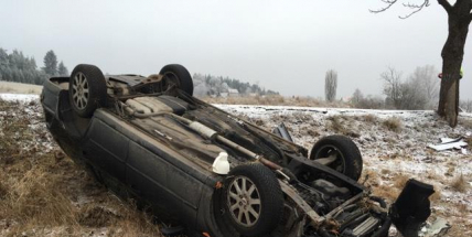 U obce Hluboš se obrátilo auto na střechu