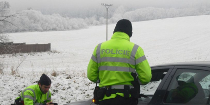 Policisté se zaměřili na viditelnost motoristů, rozdávali reflexní vesty