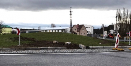 Rozházel obrubníky a ujel