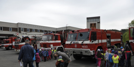 Dívka se připoutala k židli, muž se napíchl na tyč. Co všechno letos řešili hasiči?