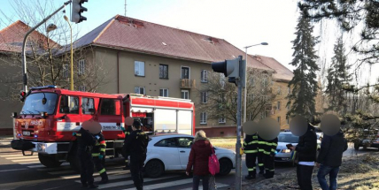 Právě teď: Osobní vůz srazil ženu na přechodu, ta skončila s otevřenou zlomeninou