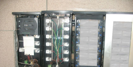 Vandal poškodil zvonky, zloděj vykradl fábii